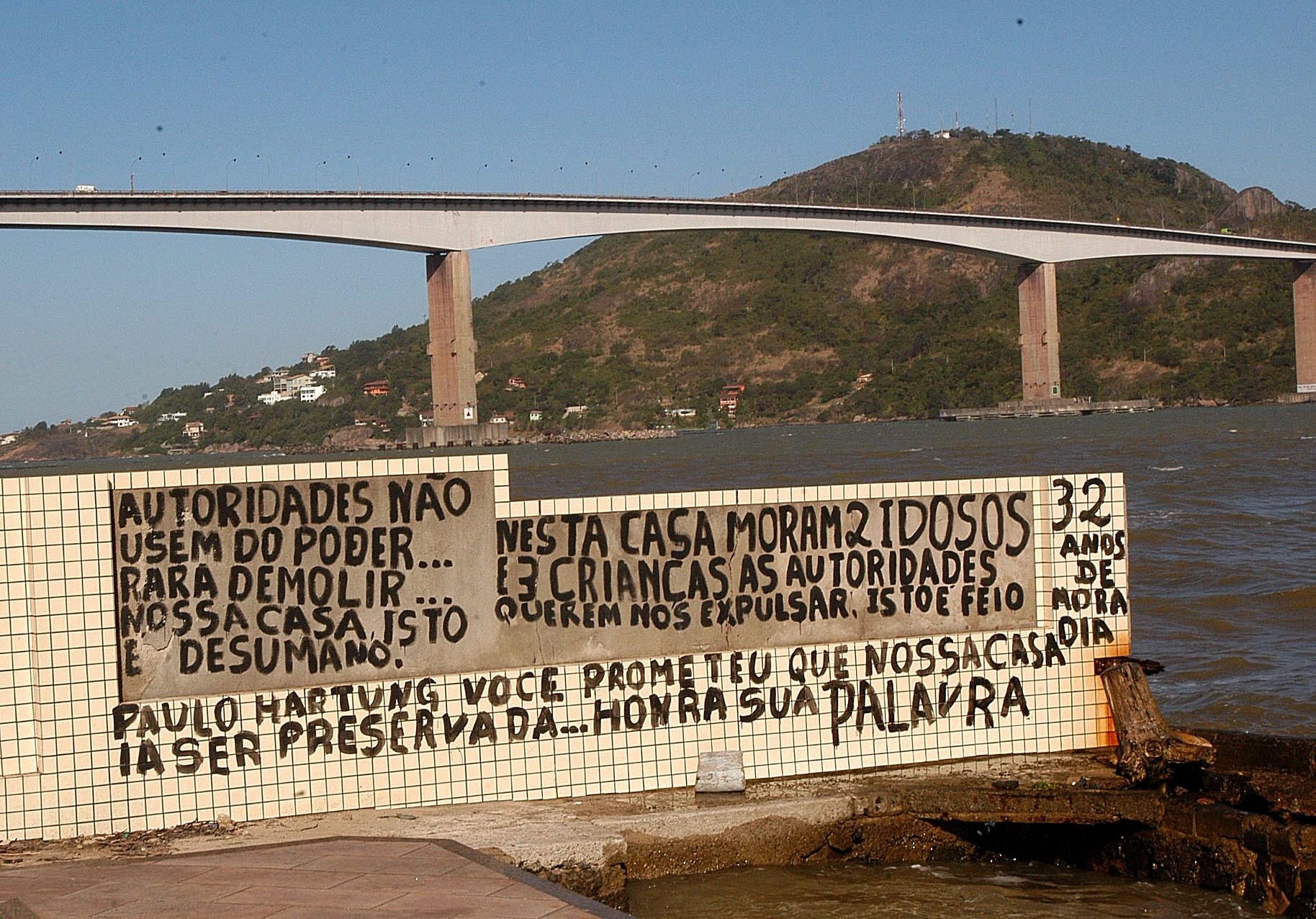 Data: 30/08/2011 - ES - Vitória - Morador da Enseada do Suá pixou o muro de sua casa em protesto a desapropriação dos imóveis para virar estacionamento do Centro Cultural Cais das Artes 