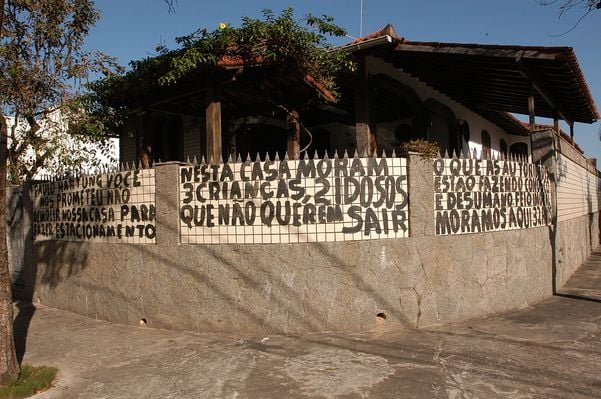 Data: 30/08/2011 - ES - Vitória - Morador da Enseada do Suá pixou o muro de sua casa em protesto a desapropriação dos imóveis para virar estacionamento do Centro Cultural Cais das Artes  por Marcos Fernandez