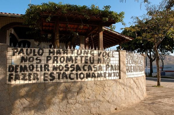 Data: 30/08/2011 - ES - Vitória - Morador da Enseada do Suá pixou o muro de sua casa em protesto a desapropriação dos imóveis para virar estacionamento do Centro Cultural Cais das Artes  por Marcos Fernandez