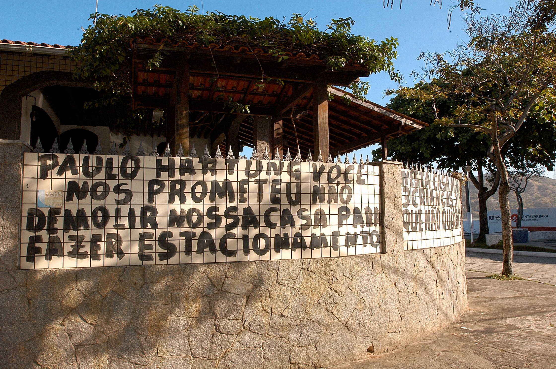 Data: 30/08/2011 - ES - Vitória - Morador da Enseada do Suá pixou o muro de sua casa em protesto a desapropriação dos imóveis para virar estacionamento do Centro Cultural Cais das Artes 