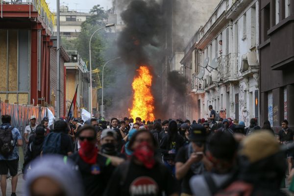 Registro de mais um dia de protestos violentos em Santiago, capital do Chile, na sexta-feira (25). Crédito: Carlos Ezequiel Vannoni/Agência Pixel Press/Folhapress