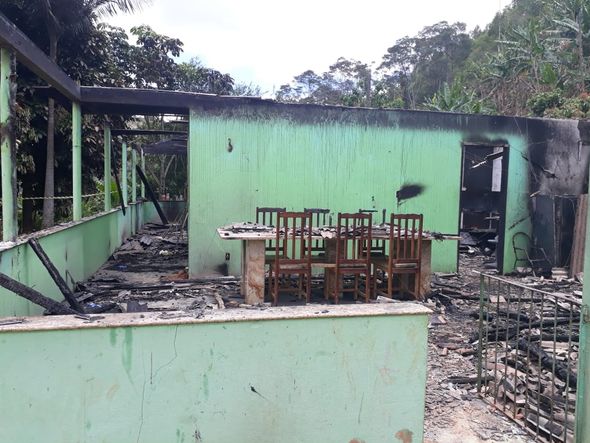 Quase nada sobrou após o término do incêndio na residência por Internauta