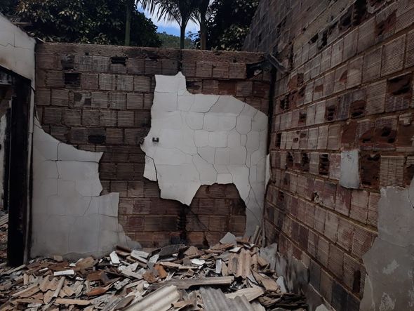 Quase nada sobrou após o término do incêndio na residência por Internauta