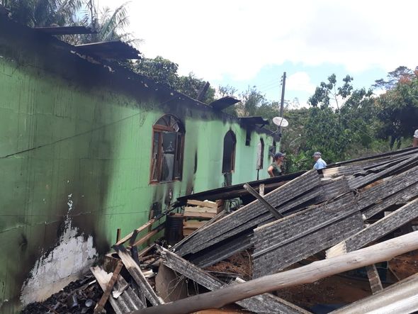 Quase nada sobrou após o término do incêndio na residência por Internauta