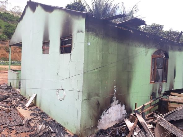 Quase nada sobrou após o término do incêndio na residência por Internauta