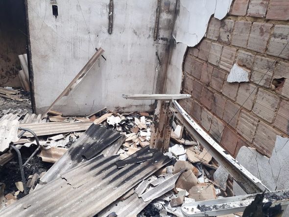 Quase nada sobrou após o término do incêndio na residência por Internauta