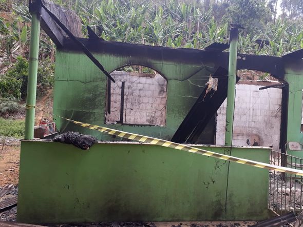 Quase nada sobrou após o término do incêndio na residência por Internauta