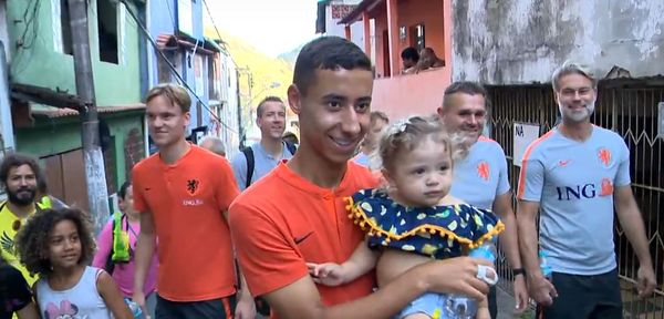 Jogadores da Holanda visitam comunidade de Jesus de Nazaré ...