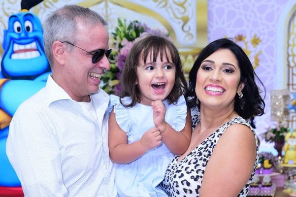 Laura, neta de Roberto Carlos, comemora 4 anos de idade ao lado do pai, Dudu Braga, e mãe