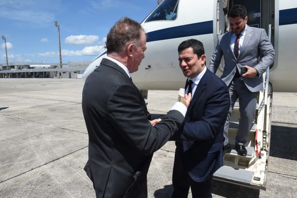 Ministro Sergio Moro, ao lado do senador Marcos do Val, é recebido pelo governador Renato Casagrande no aeroporto de Vitória. Crédito: Divulgação Secom/Hélio Filho