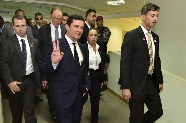 O ministro Sergio Moro se reuniu com o governador Renato Casagrande e o prefeito de Cariaciaca, Juninho . Crédito: Fernando Madeira