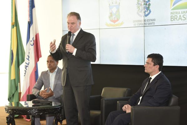 O governador Renato Casagrande discursa durante visita do ministro da Justiça Sergio Moro ao Espírito Santo. `A esquerda, o prefeito de Cariacica Juninho - Foto: Carlos Alberto Silva por Carlos Alberto Silva