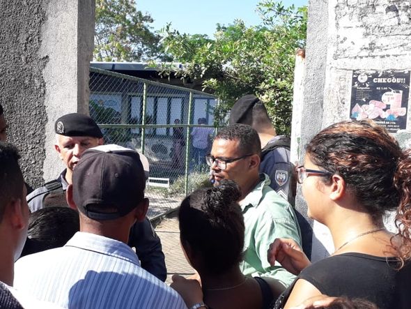 Movimentação em escola de Vila Velha por Carlos Alberto Silva