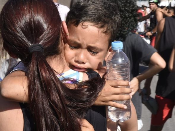 Saída das crianças  da escola em Terra Vermelha por Carlos Alberto Silva
