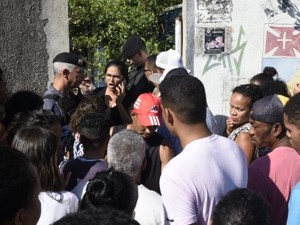 Saída das crianças  da escola em Terra Vermelha por Carlos Alberto Silva