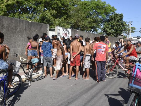 Saída das crianças  da escola em Terra Vermelha por Carlos Alberto Silva