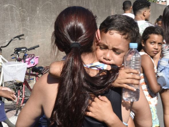 Saída das crianças  da escola em Terra Vermelha por Carlos Alberto Silva