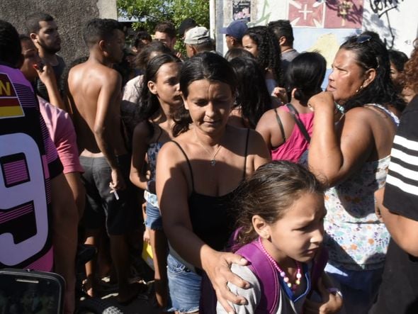 Saída das crianças  da escola em Terra Vermelha por Carlos Alberto Silva