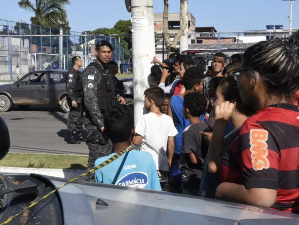 Saída das crianças  da escola em Terra Vermelha por Carlos Alberto Silva
