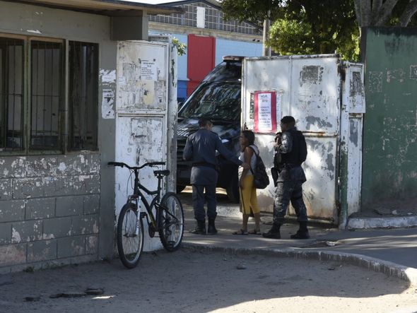 Saída das crianças  da escola em Terra Vermelha por Carlos Alberto Silva
