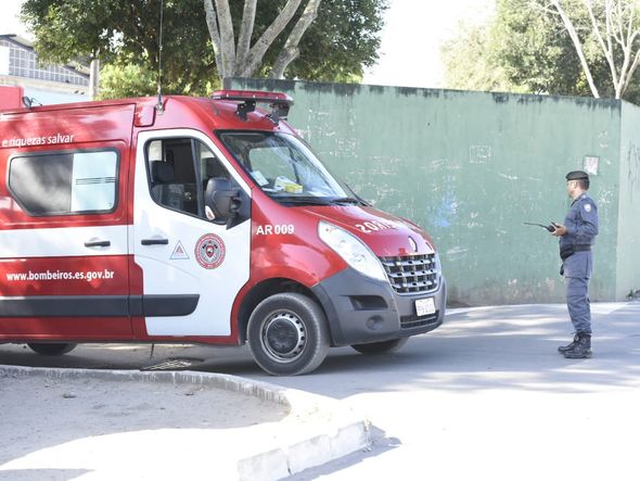 Saída das crianças  da escola em Terra Vermelha por Carlos Alberto Silva
