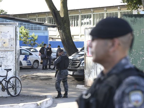 Saída das crianças  da escola em Terra Vermelha por Carlos Alberto Silva