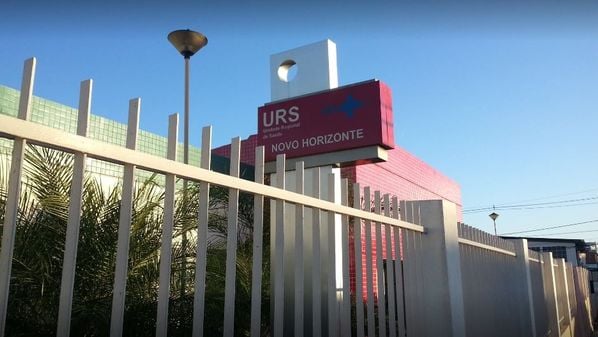 Dois homens armados abordaram a vítima no estacionamento da Unidade de Saúde de Novo Horizonte; PM foi acionada e veículo teve restrição de furto/roubo registrada