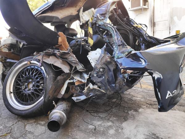 Audi A3 envolvido em acidente com dois mortos na Avenida Dante Michelini em Vitória. Crédito: Isaac Ribeiro