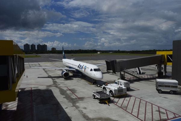 Avião da Azul no pátio do Aeroporto de Vitória