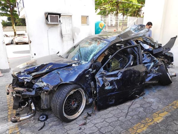 Carro envolvido em acidente na Dante Michelini, em Vitória