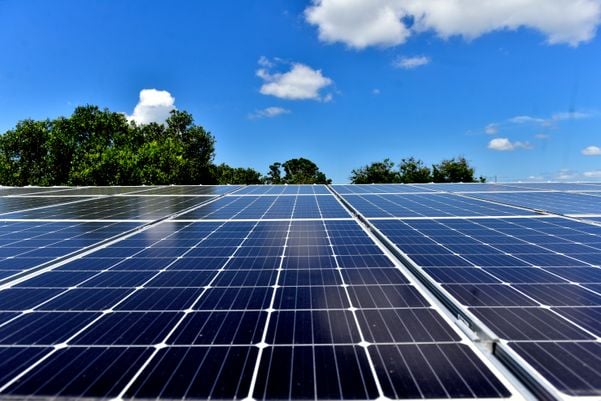 Placas fotovoltaicas instaladas na Ufes para geração de energia. Usina solar é a terceira maior do país e a maior do ES em minigeração para consumo próprio. Crédito: Fernando Madeira