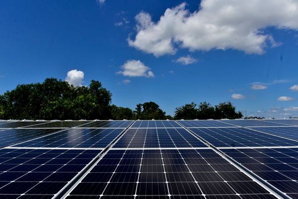 Data: 30/10/2019 - ES - Vitória - Placas fotovoltaicas instaladas na Ufes (Centro de Línguas) para geração de energia. Usina solar é a terceira maior do país e a maior do ES