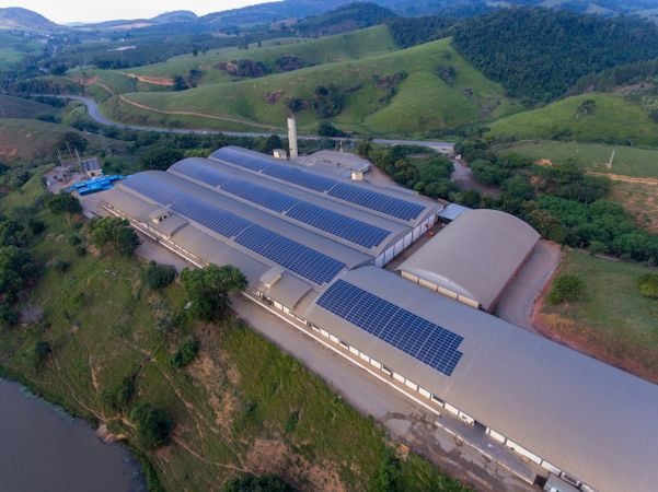 Instalação de complexo de geração de energia solar, em Ibiraçu. Crédito: Divulgação/Sicoob