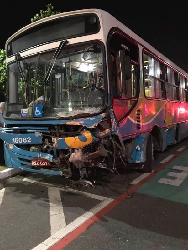 Ônibus envolvido em acidente com morte na Avenida Dante Michelini por Internauta