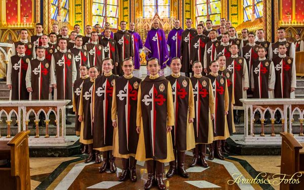 Membros dos Arautos do Evangelho com seus trajes típicos numa igreja de São Paulo. Crédito: Leandro Souza