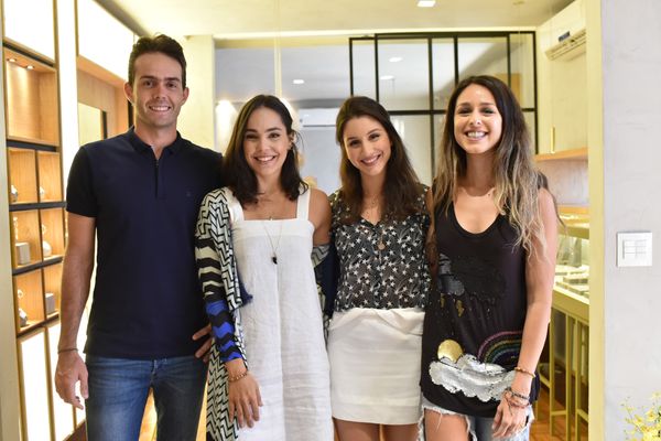 Pedro Trindade, Carolina Neves, Carol Hemerly e Júlia Bastos: em lançamento de nova coleção de  joias. . Crédito: Monica Zorzanelli