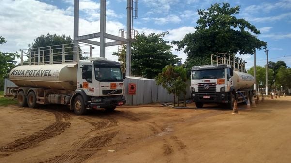 4 anos depois, o abastecimento de água na Vila de Regência ainda é feito por caminhões pipas que levam água tratada diariamente para a comunidade. Crédito: Leonardo Goliver