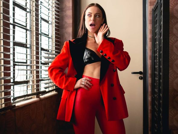Inspire-se nos looks de Vivi Guedes, influencer da novela das 21h por Reprodução/ Instagram @estiloviviguedes