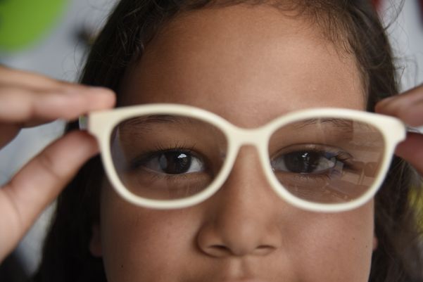Crianças ganha óculos de projeto social em escola da Serra. Crédito: Vitor Jubini