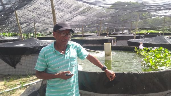 Leone Carlos é pescador e presidente da Associação de Pescadores de Regência. Com a proibição da pesca no mar e no rio, o jeito foi investir na criação de peixes em cativeiro. Crédito: Leonardo Goliver