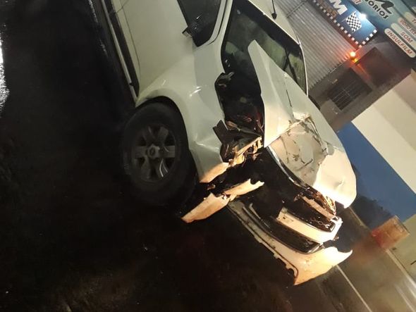 Caminhonete ficou com a frente destruída após colisão por Reprodução