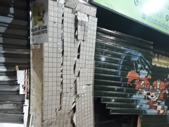 Fachadas de lojas ficaram danificadas após acidente por Reprodução