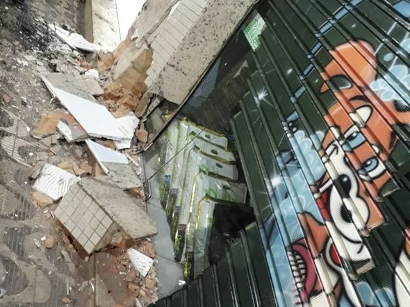 Fachadas de lojas ficaram danificadas após acidente por Reprodução
