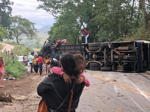 Menina é retirada de ônibus acidentado na região de Soturno, Cachoeiro de Itapemirim por Reprodução / internauta