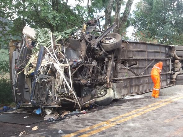 Ônibus capotou em Soturno e deixou mortos e feridos por Internauta