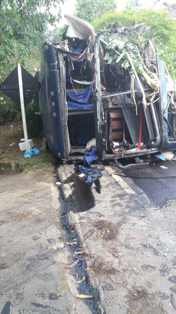 Frente do ônibus ficou destruída por Internauta