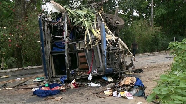 Ônibus que tinha turistas mineiros ficou destruído após o acidente, em Cachoeiro de Itapemirim  por Reprodução/ TV Gazeta