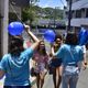 Universitários distribuem abraços em apoio a candidatos do Enem