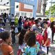 Universitários distribuem abraços em apoio a candidatos do Enem