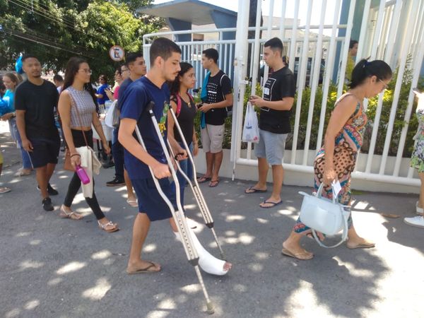 João Antônio Cipreste, de 17 anos, que machucou o pé na quinta-feira, teve dificuldade de chegar no local de prova. Crédito: Caíque Verli